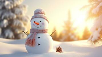 dichtbij omhoog van een glimlach sneeuwman was zittend in de sneeuw .Vrolijk Kerstmis en gelukkig nieuw jaar concept. foto