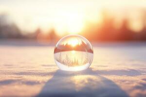 Kerstmis snuisterij glas bal Aan sneeuw.vrolijk Kerstmis en gelukkig nieuw jaar concept. foto