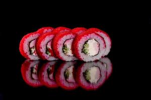 verse sushi rollen bereid van de beste soorten vis en zeevruchten foto