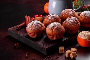 mooie heerlijke verse cacao muffins op de kersttafel foto