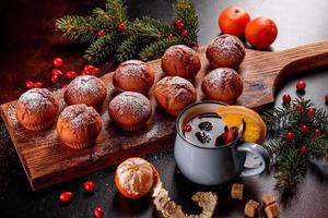 mooie heerlijke verse cacao muffins op de kersttafel foto