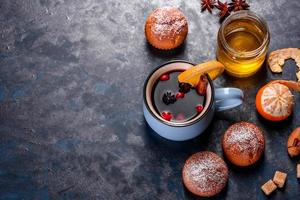 mooie heerlijke verse cacao muffins op de kersttafel foto