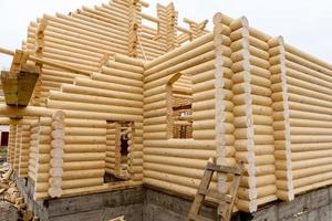 bouw van een christelijke kerk gemaakt van met hout behandelde stammen foto