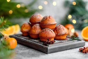 mooie heerlijke verse cacao muffins op de kersttafel foto