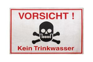 Duitse teken geïsoleerd over wit. let op, geen drinkwater. foto