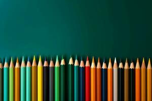 levendig potloden Aan groen schoolbord, symboliseert terug naar school- groei en aan het leren ai gegenereerd foto