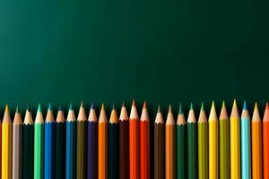 kleurrijk potloden Aan een groen schoolbord achtergrond, betekenend leerzaam vooruitgang ai gegenereerd foto