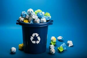 recycling symbool verfrommeld papier ballen in een blauw bak met ruimte ai gegenereerd foto