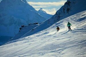 skiërs navigeren de ongerept sneeuw gedekt hellingen van de majestueus Alpen ai gegenereerd foto