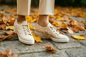 jong dames elegant beige schoenen nemen centrum stadium in herfst ai gegenereerd foto