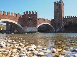 castelvecchio brug aka scaliger brug in verona foto