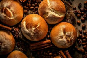 broodjes met kaneel en koffie bonen Aan een houten tafel foto