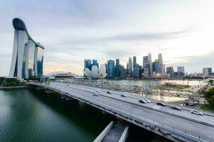 zonsondergang visie van Singapore stad naar beneden stad- centraal wijk horizon met snelweg brug en veel wolkenkrabber bedrijf gebouwen Bij jachthaven baai Oppervlakte in zomer tijd. Singapore stad foto