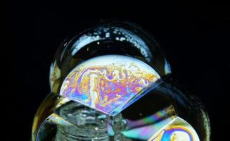 zeepbel close-up geïsoleerd op zwarte achtergrond foto