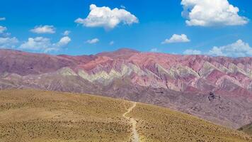 zout, jujuy, Argentinië, gehoornd berg reeks in quebrada humahuaca, een wereld erfgoed plaats foto