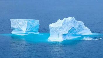 ijsberg gezien van reis schip vakantie in de buurt Groenland kust in arctisch cirkel in de buurt ilulissat disko baai foto