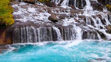 mijlpaal beroemd IJsland, hraunfossar en barnafoss watervallen in de buurt reykjavik foto