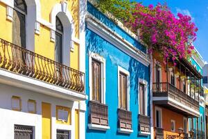 puerto rico kleurrijk koloniaal architectuur in historisch stad centrum foto