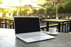 mockup beeld van een laptop met blanco scherm Aan houten tafel in modern koffie winkel. generatief ai foto