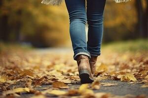 vrouw in jeans en laarzen wandelen Aan herfst park. detailopname van de voeten. herfst mode concept, herfst tendens. generatief ai foto