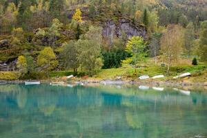 mooi Noors landschap in herfst in de buurt lenen en stryn in Noorwegen, lovatnet natuur, meer met turkoois water in de ochtend- foto