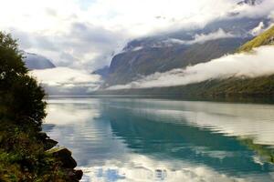 mooi Noors landschap in herfst in de buurt lenen en stryn in Noorwegen, wolk reflectie Aan de meer met turkoois water foto