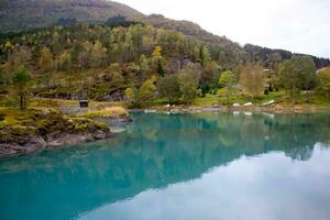 Noors landschap in herfst in de buurt lenen en stryn in Noorwegen, lovatnet in oktober, meer met turkoois water in de ochtend- foto