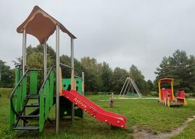 speelplaats voor kinderen, in de park foto