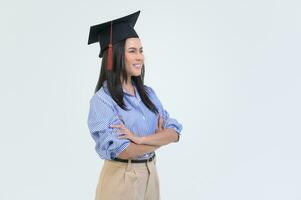 portret van gelukkig mooi vrouw in diploma uitreiking japon over- wit achtergrond foto