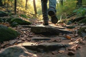 dichtbij omhoog een personen voeten wandelen Aan rotsen, wandelen Aan een spoor in de bossen, reizen concept. ai generatief foto