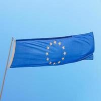 europese vlag over blauwe hemel foto