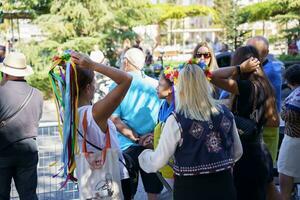 granada, Andalusië, Spanje. oktober 5e, 2023. Oekraïners demonstreren in oekraïens kostuums Bij de Europese top in Grenada. foto