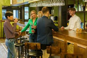 gelukkig mannen en Dames chatten in een mooi bar foto