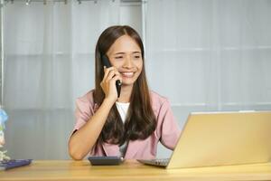 online verkoper pratend Aan de telefoon met klanten gelukkig van sluitend Product aanbiedingen foto