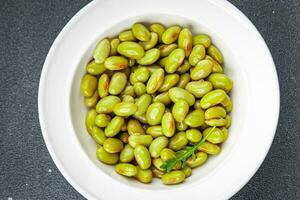 edamame bonen tussendoortje peulvrucht voedsel voorafje maaltijd Aan de tafel kopiëren ruimte voedsel achtergrond rustiek foto