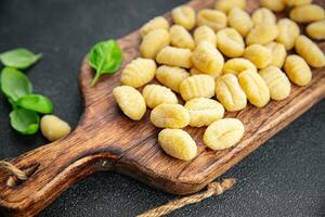 gnocchi rauw voedsel aardappel tussendoortje maaltijd voedsel Aan de tafel kopiëren ruimte voedsel achtergrond rustiek top visie foto