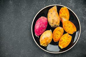 stekelig Peer exotisch fruit figuren de barbaars voorafje maaltijd voedsel tussendoortje Aan de tafel kopiëren ruimte foto