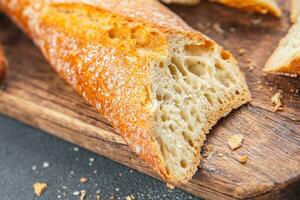 smakelijk baguette vers brood lang bun tussendoortje voorafje maaltijd voedsel Aan de tafel kopiëren ruimte voedsel achtergrond rustiek top visie foto