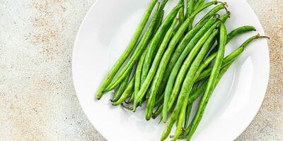 rauw groen bonen vers Boon peul gezond aan het eten Koken voorafje maaltijd voedsel tussendoortje Aan de tafel kopiëren ruimte voedsel achtergrond rustiek top visie foto