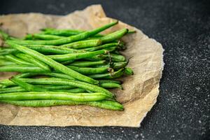 rauw groen bonen vers Boon peul gezond aan het eten Koken voorafje maaltijd voedsel tussendoortje Aan de tafel kopiëren ruimte voedsel achtergrond rustiek top visie foto