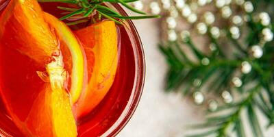 overwogen wijn Kerstmis cocktail citrus en rozemarijn traditioneel drinken nieuw jaar vakantie voorafje maaltijd voedsel Aan de tafel kopiëren ruimte voedsel achtergrond rustiek top visie foto