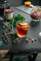 overwogen wijn Kerstmis cocktail citrus en rozemarijn traditioneel drinken nieuw jaar vakantie voorafje maaltijd voedsel Aan de tafel kopiëren ruimte voedsel achtergrond rustiek top visie foto