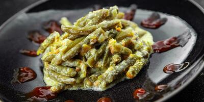 groen bonen in romig saus met groenten groen peul peulvrucht tweede Cursus groente aan het eten maaltijd voedsel tussendoortje Aan de tafel foto