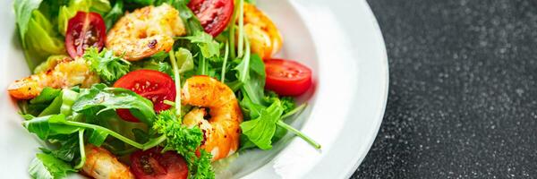 garnaal salade garnaal vers zeevruchten garnalen en rucola voorafje maaltijd pescetarisch voedsel tussendoortje foto