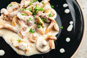 vers chanterelle julienne paddestoel room saus smakelijk maaltijd voedsel tussendoortje Aan de tafel kopiëren ruimte voedsel achtergrond rustiek top visie foto