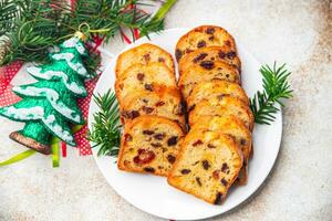 Kerstmis fruit taart zoet gebakje droog fruit kers, droog abrikoos, gedroogde pruim, rozijn zoet toetje vakantie traktatie nieuw jaar en Kerstmis viering maaltijd voedsel tussendoortje Aan de tafel kopiëren ruimte voedsel foto