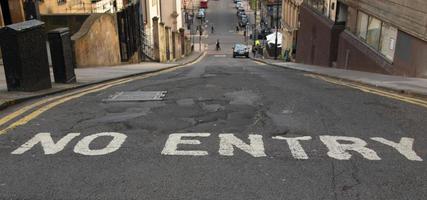 typische steile straat in Glasgow foto