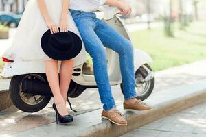 paar poseren Aan de straat, locatie Aan scooter , vervelend elegant gewoontjes kleren, zwart hoed en wit tule rok.vintage zacht kleuren.zonlicht. mode details. foto