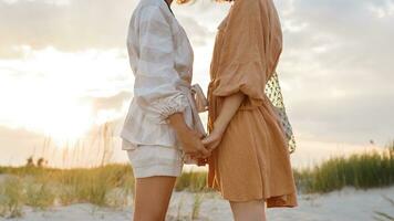 zomer mode beeld van twee brunette Europese Dames in linnen kleren poseren Aan de strand foto