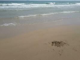 mooi zee strand met golven en zand foto